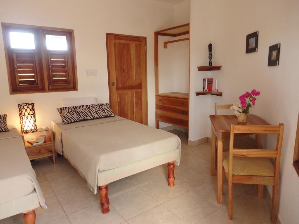 Kudehya Guesthouse Treasure Beach Bilik gambar